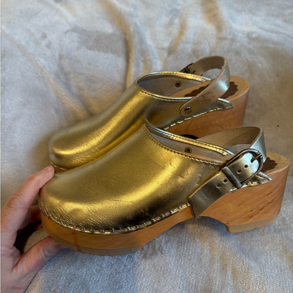 Hanna Andersson Gold clogs size 36, kids.